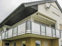 Alu-Liba-Balkon mit Rombusleisten quer und Glas